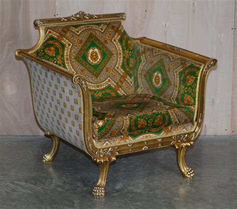 Divano e poltrone Versace in velluto di seta e legno dorato, Italia .